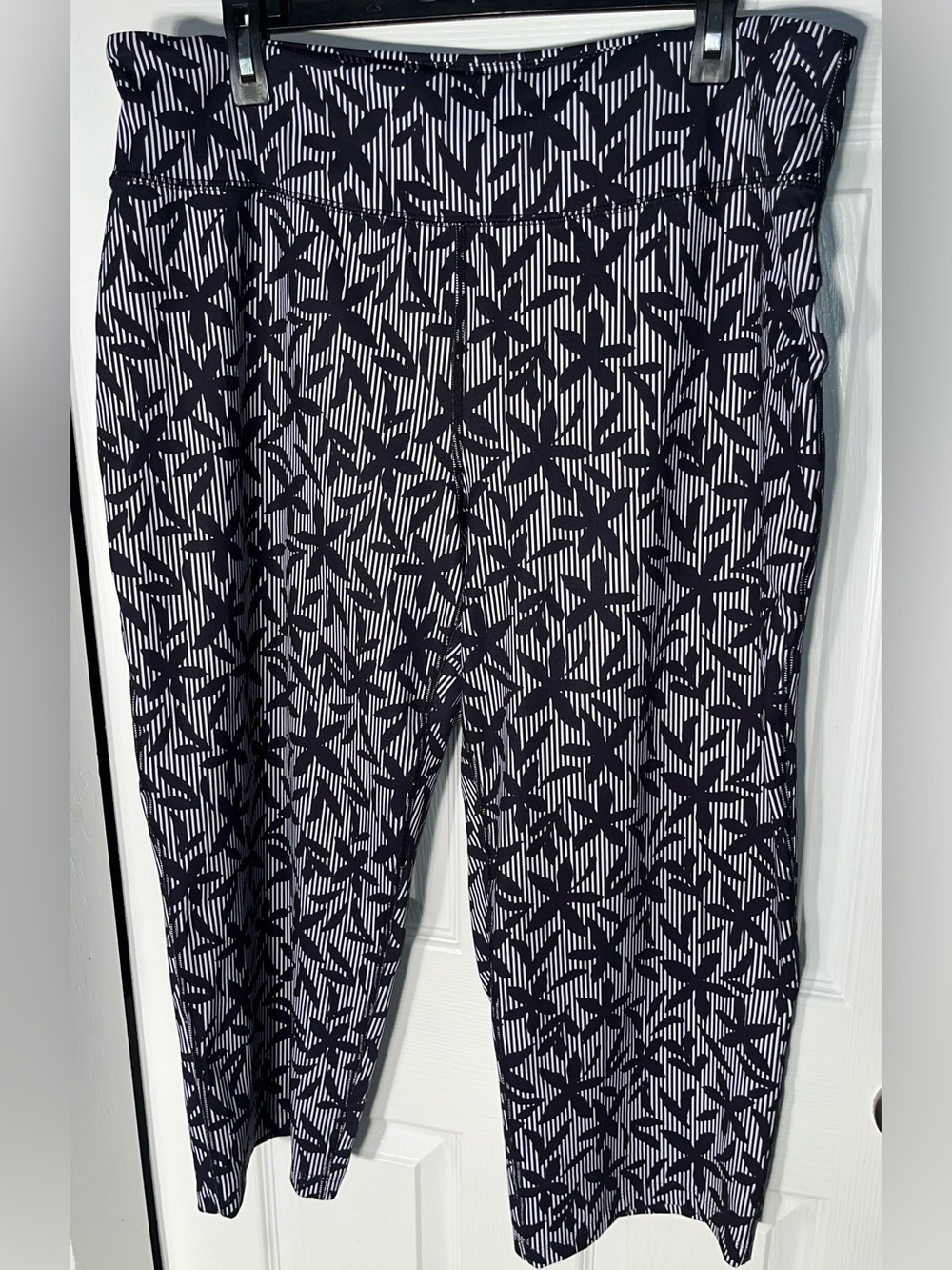 Lands End Starfish Pull On Leggings 1X Plus Size Black Stripe Floral Print Pants